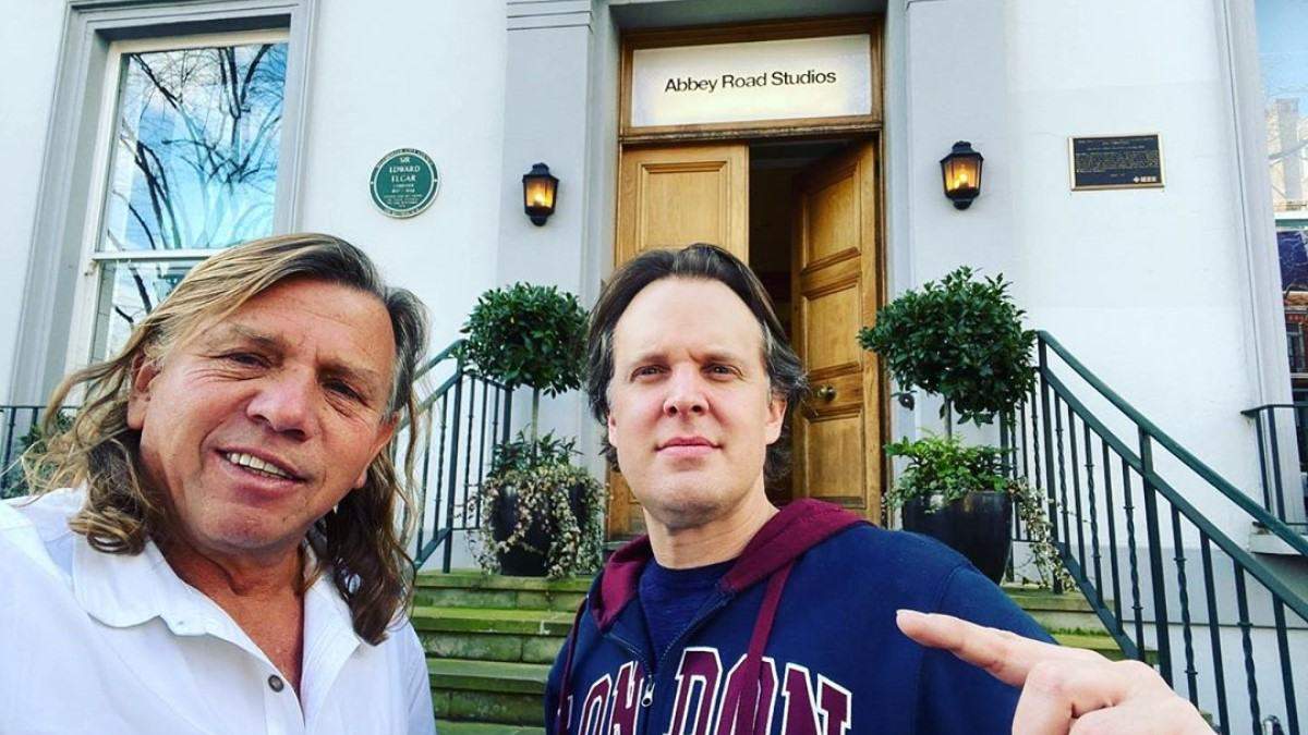 Блюзмен Джо Бонамасса та продюсер Кевін Ширлі біля студії Abbey Road Блюзмен Джо Бонамасса та продюсер Кевін Ширлі біля студії Abbey Road