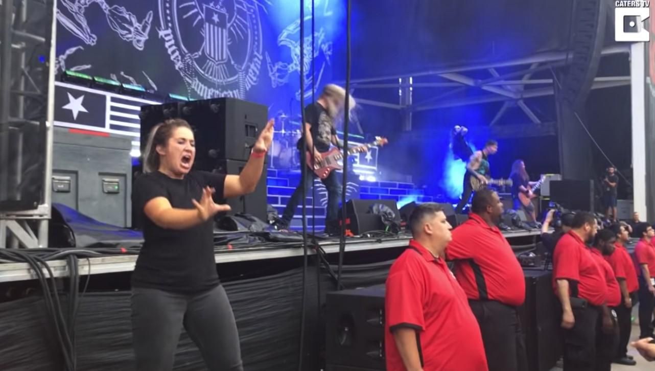 Девушка сделала сурдоперевод песни эффектнее, чем музыканты: эмоциональное видео Девушка сделала сурдоперевод песни эффектнее, чем музыканты: эмоциональное видео