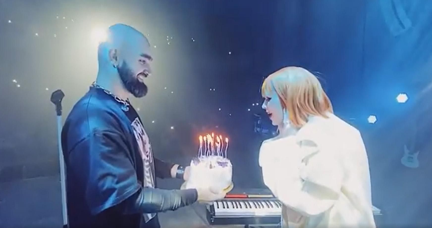 Солістку гурту The HARDKISS привітали під час концерту: святкове відео - Україна новини - Афіша Солістку гурту The HARDKISS привітали під час концерту: святкове відео - Україна новини - Афіша