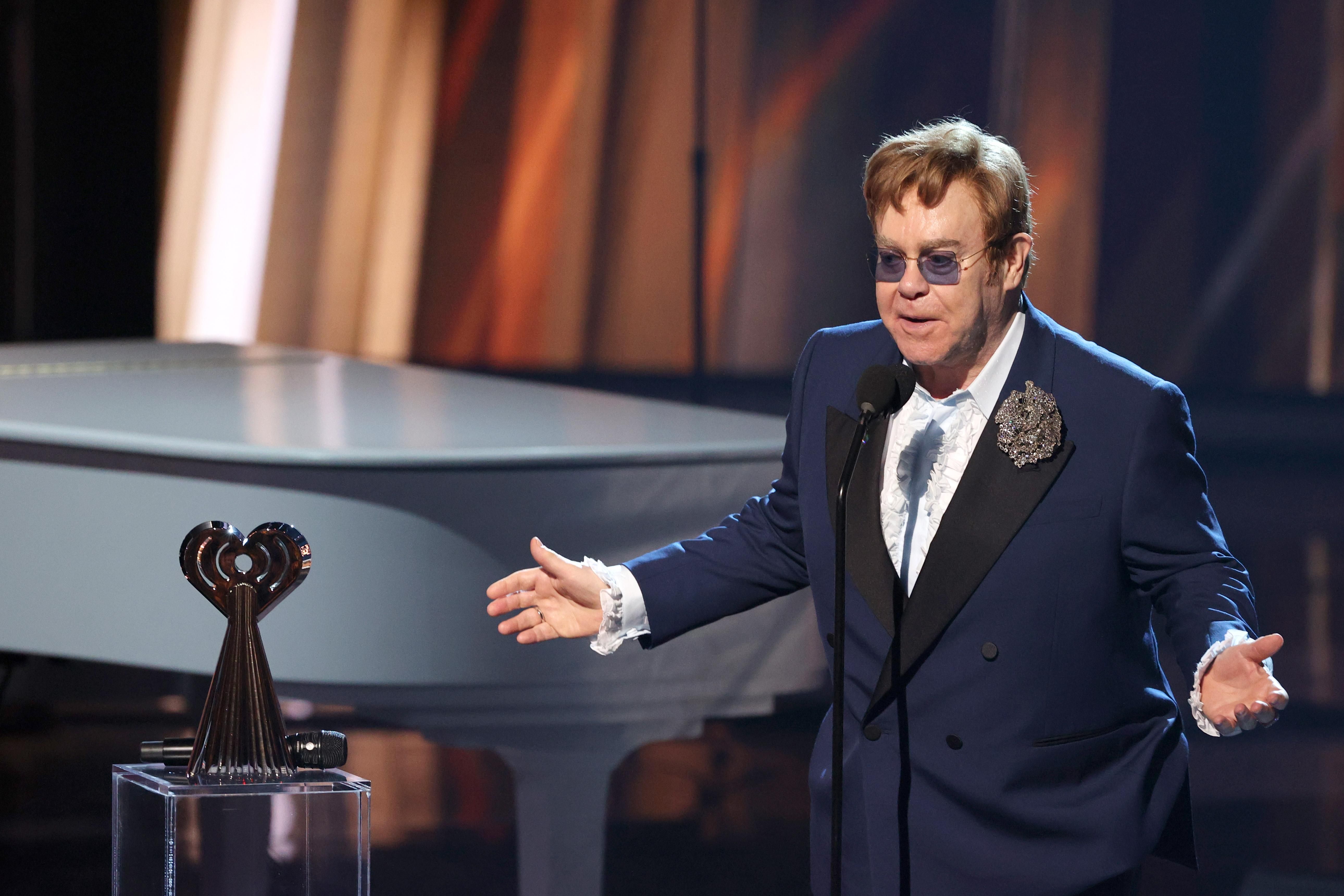 Мені достатньо оплесків, – Елтон Джон попрощається зі сценою останніми концертами - Афіша Мені достатньо оплесків, – Елтон Джон попрощається зі сценою останніми концертами - Афіша