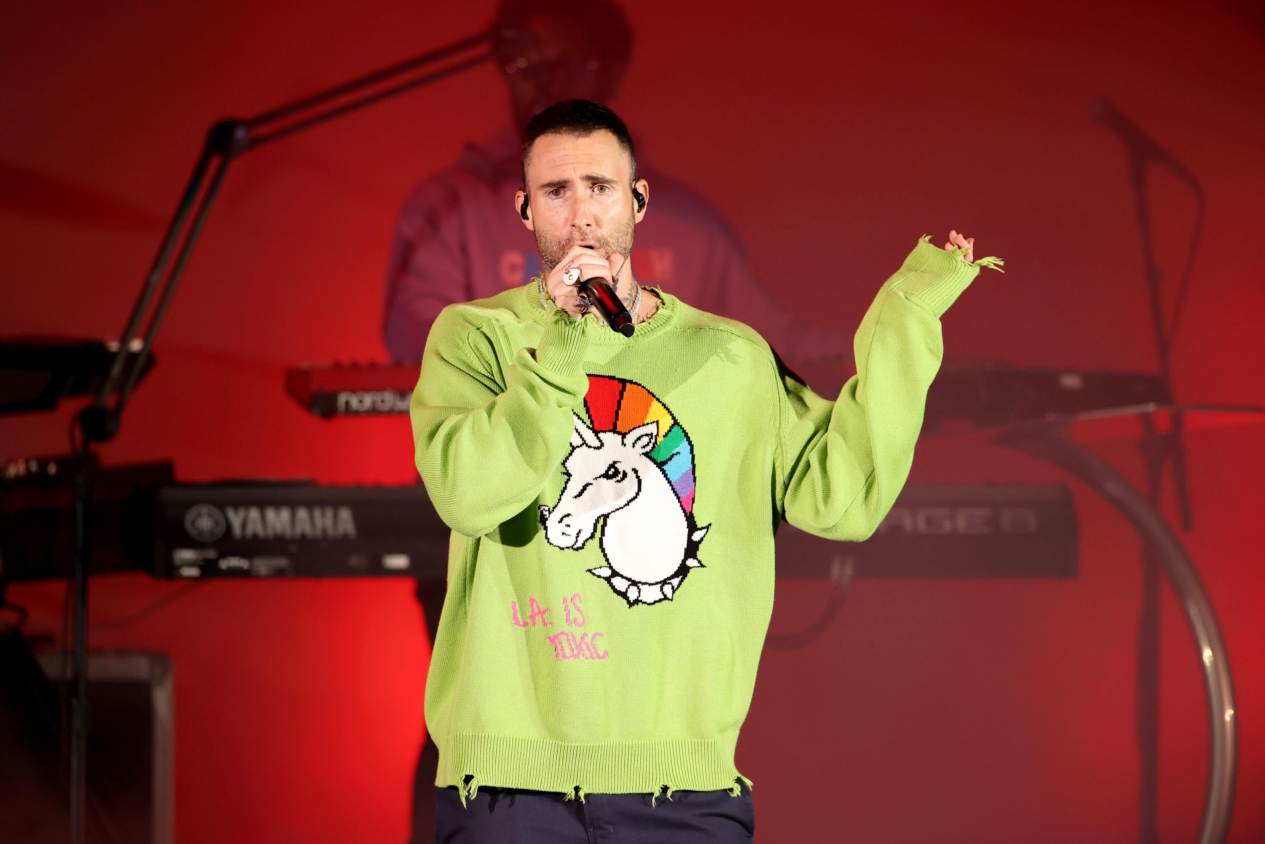 Фанатка бросилась на солиста Maroon 5 во время выступления: курьезная реакция певца - Афиша